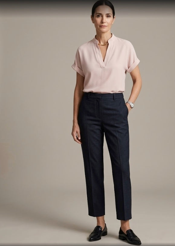 Lucía™ | Blusa Elegante con Cuello en V y Detalle Dorado